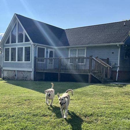 Bears Valley Inn - Great Location! - Peaceful, Children And Dog Friendly Retreat - Less Than 15 Min To All Attractions - Private Pool Club & Fishing Hole - Game Room With Tv سيفيرفيل المظهر الخارجي الصورة