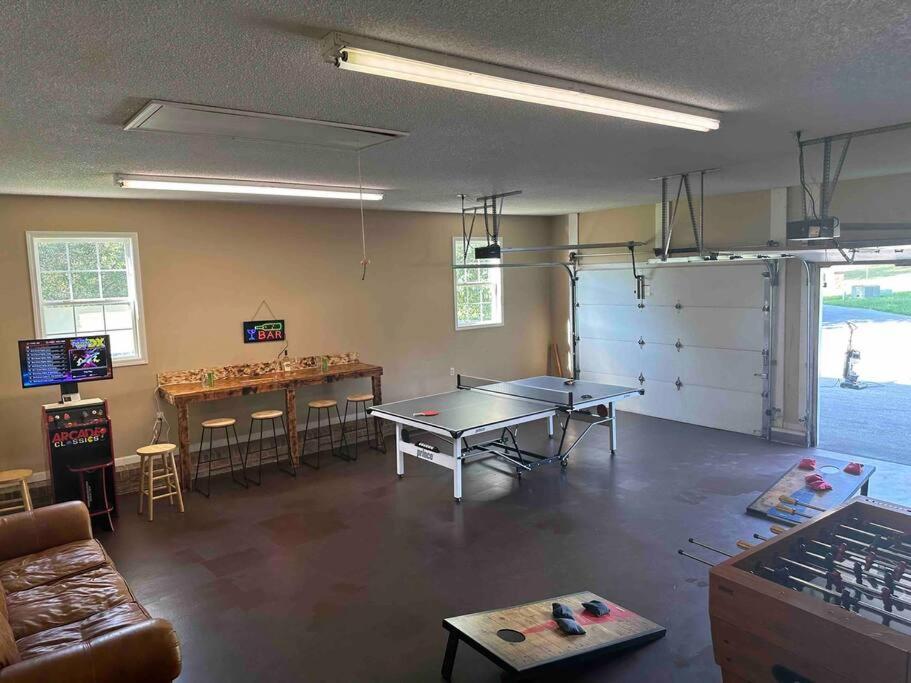 Bears Valley Inn - Great Location! - Peaceful, Children And Dog Friendly Retreat - Less Than 15 Min To All Attractions - Private Pool Club & Fishing Hole - Game Room With Tv سيفيرفيل المظهر الخارجي الصورة