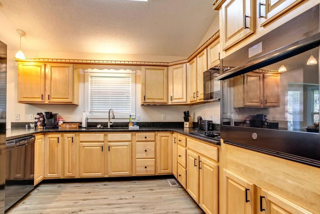 Bears Valley Inn - Great Location! - Peaceful, Children And Dog Friendly Retreat - Less Than 15 Min To All Attractions - Private Pool Club & Fishing Hole - Game Room With Tv سيفيرفيل المظهر الخارجي الصورة