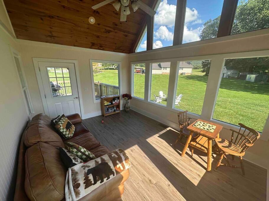 Bears Valley Inn - Great Location! - Peaceful, Children And Dog Friendly Retreat - Less Than 15 Min To All Attractions - Private Pool Club & Fishing Hole - Game Room With Tv سيفيرفيل المظهر الخارجي الصورة
